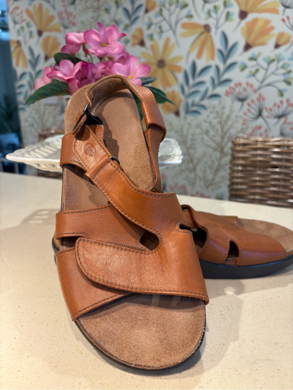 Women’s SAS “Huggy” Sandals in Caramel - Size 10.5
